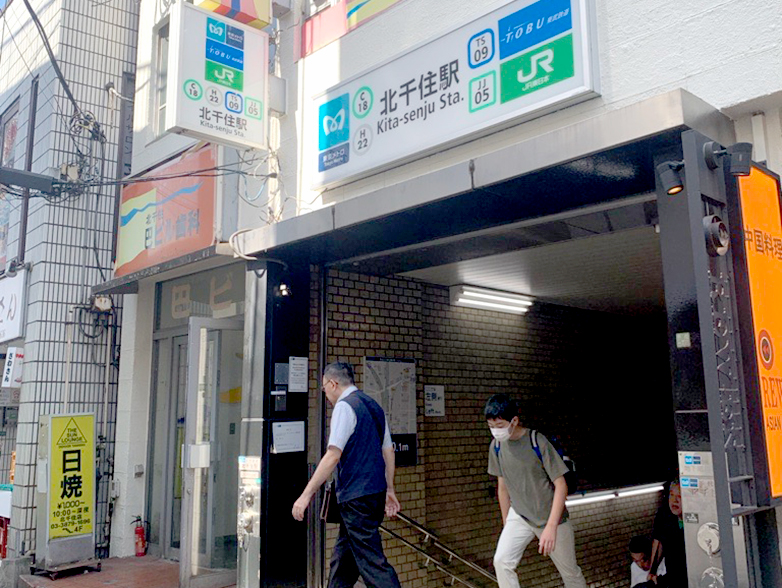 北千住駅西口出口1を出て右に進む様子
