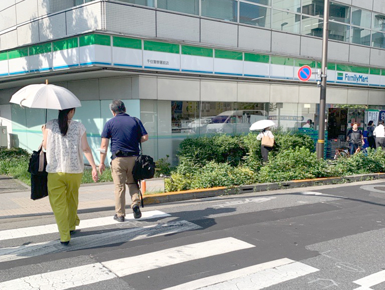 ファミリーマートを左に見ながら直進する様子