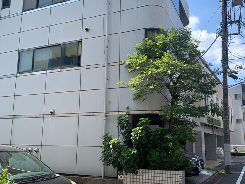 Job庵北千住の入居するニコービル外観と入口